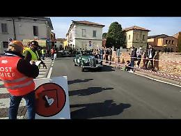 VIDEO La 1000 Miglia davanti al castello di Pandino