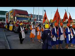 La festa dei sikh, tra sfilate e duelli