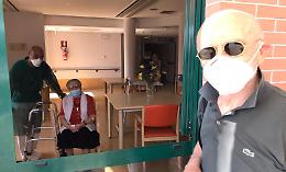 "Basta visite alla finestra: vogliamo rivedere i nostri cari"