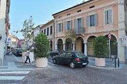 Tavoli e sedie in strada per tre locali senza spazi all'aperto