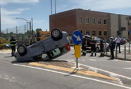 Scontro fra due auto, Panda ribaltata alla rotatoria