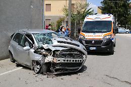 Perde il controllo dell'auto e si schianta contro il cancello