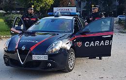 Sotto l'effetto di alcol e droga, aggredisce la moglie e tre carabinieri