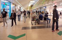 Centri commerciali riaperti, gallerie subito affollate