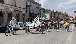 Biciclettata ambientalista per dire 'no' all'autostrada