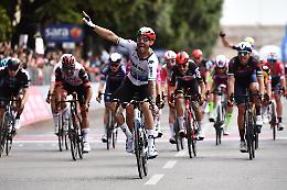 Giro d'Italia, non c'è Rosa... senza spine