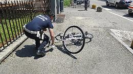 Ciclista investita, interviene l'elisoccorso