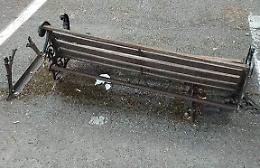 Distrutta la panchina dedicata alla centenaria