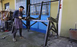 La panchina gigante è quasi pronta: 2,26 metri per 200 chili