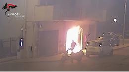 'Ndrangheta: gli incendiano negozio perché non vuole venderlo