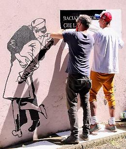 Amore e libertà immortalati sul muro