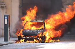 Auto a fuoco davanti all'Auditorium Santa Croce