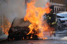 Le fiamme divorano un'auto Ford Fiesta