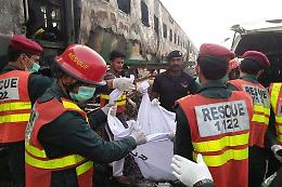 Pakistan: almeno 25 morti in incidente ferroviario