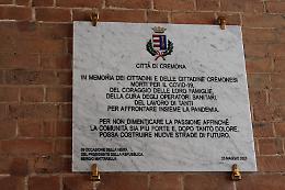  Posizionata la targa in memoria dei cremonesi morti per il Covid-19