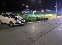 Con la moto contro un'auto, gravi ferite per un 30enne