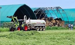 Rotoballe a fuoco in cascina, fienile danneggiato