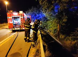 Intervento dei vigili del fuoco in via Macallè: rogo di sterpaglie