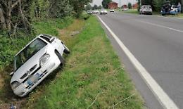 Perde il controllo dell'auto e finisce nel fosso