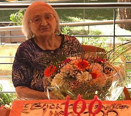 Torta e mazzo di fiori per i 100 anni di Lucia