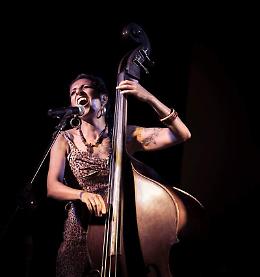 Esibizione di Ciuma Swing Trio con Alessandra Cecala