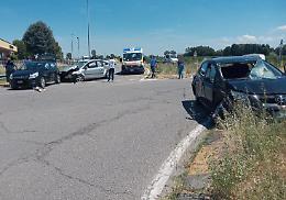 Scontro a tre all'incrocio, donna di 38 anni in ospedale a Crema