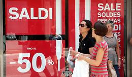 Sabato via ai saldi: ogni famiglia spenderà 171 euro