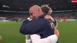 Mancini abbraccia Vialli, felicità per tutti gli italiani