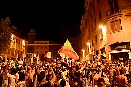 Caroselli e fuochi d'artificio:  a Cremona la festa per il trionfo dell'Italia