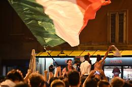 L’attesa in piazza e la gioia: esplode la notte azzurra
