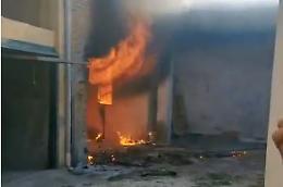 Tragedia sfiorata: 7 bombole di gas nel rustico andato a fuoco