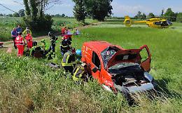 Furgone fuori strada, due operai sbalzati in un campo