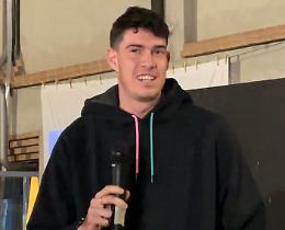 L'azzurro Alessandro Bastoni festeggiato dai ragazzi del 'suo' oratorio