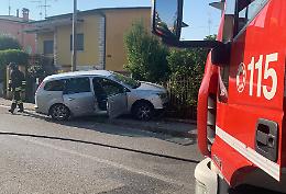 Auto contro una cancellata, sradicato contatore del gas