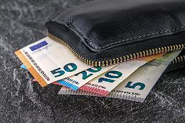Trova 300 euro per strada e li consegna ai vigili