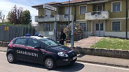 Testa di maiale davanti all'auto di un egiziano