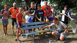 Guanti, pennelli e pittura: i volontari riqualificano il parco