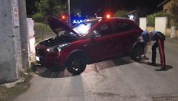 Si schianta contro il palo della luce: auto distrutta