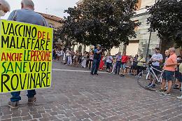 No Green Pass, Cremona snobba la manifestazione. L'infettivologo Pan: "Il vaccino unica arma"