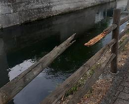 Staccionata presa a calci e distrutta