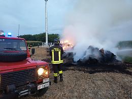 Incendio di rotoballe in un campo, di nuovo la mano del piromane