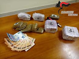In auto due chili di hashish: tenta la fuga ma viene fermato