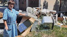 Una discarica in mezzo al cortile condominiale