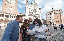 Turisti nel cuore di Cremona: voglia di bellezza ed evasione