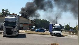 Furgone in fiamme nell'area di servizio, pronto intervento dei Vigili del Fuoco