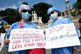 Infermiera no-vax indagata: "Ha iniettato un placebo al posto del vaccino"