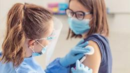 Vaccino per il 72% degli adolescenti. Per gli over 60 accesso senza prenotazione