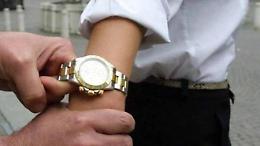 Rubavano Rolex con la tecnica dell'abbraccio: due in arresto