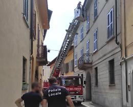 Cornicione si stacca e piomba sulla strada