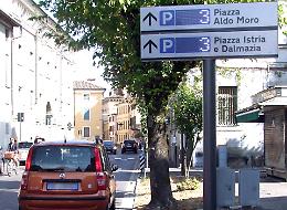 Parcheggi a pagamento in città, tabelloni kappaò da 50 giorni